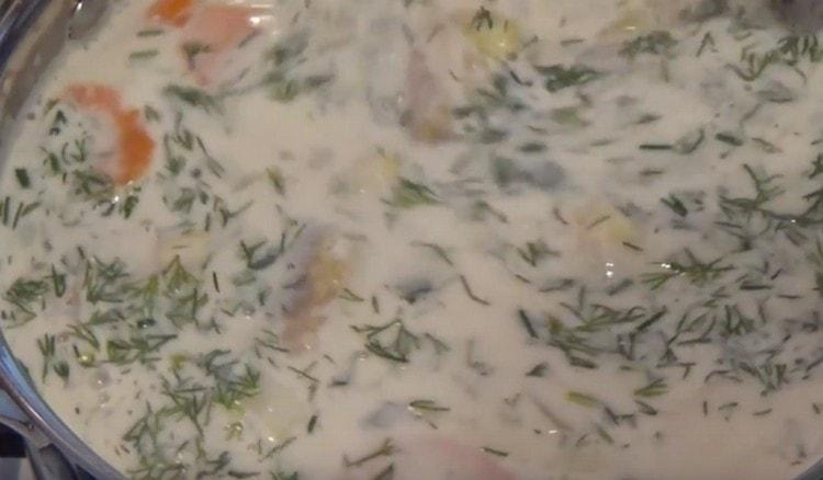 Supa de pește de cod cu smântână este gata.