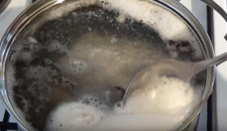 Când fierbe, colectăm spumă din bulion.