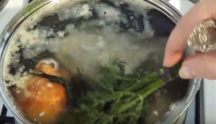 Adăugați ceapa și o grămadă de mărar în bulion.