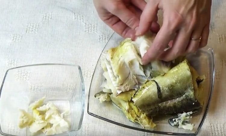 Curatam pestele si scoatem oasele.