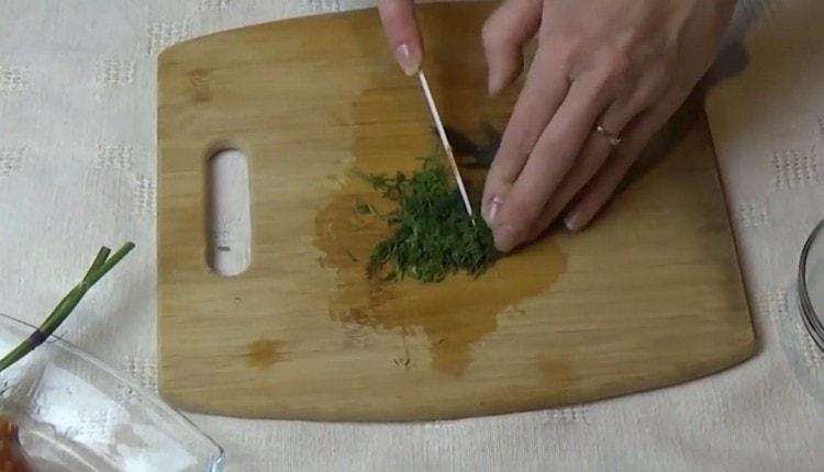 Se macină mărar proaspăt.