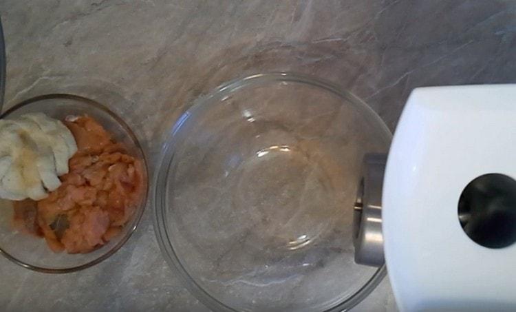 Das Brot mit dem Fleisch von rosa Lachs dreimal durch einen Fleischwolf geben.