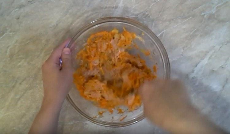 Rühre das Hackfleisch gründlich um.