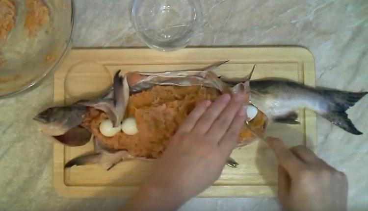 Bedecke die Wachteleier mit der zweiten Hälfte der Füllung.