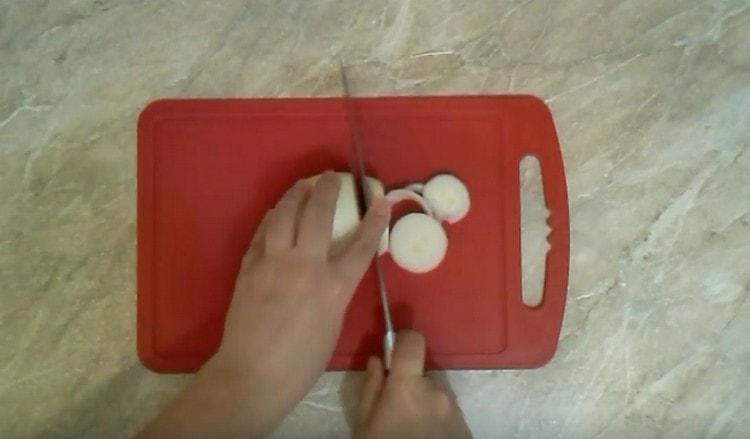 Zwiebel in dicke Ringe schneiden.