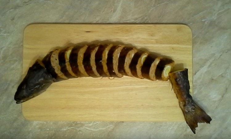 Gefüllter rosa Lachs wird normalerweise gekühlt serviert.