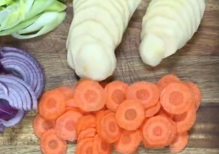 Kartoffeln und Zwiebeln in dünne Scheiben schneiden, Zwiebel- und Lauchringe.