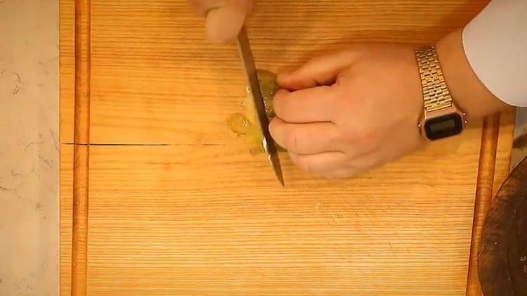 Taiem castravetii murati cu fasii subtiri.