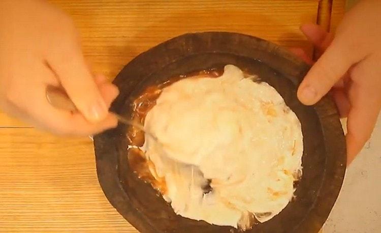 Se amestecă maioneza. ketchup, castraveți cu smântână și obțineți sosul.