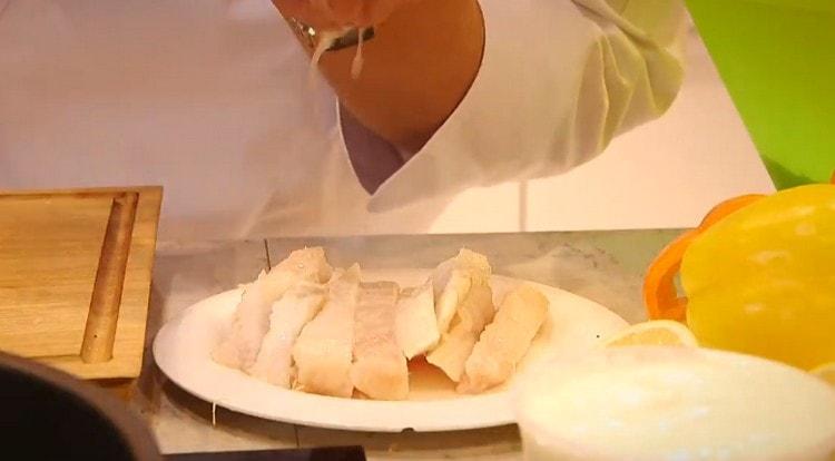 Sareați fileul și turnați peste sucul de lămâie.