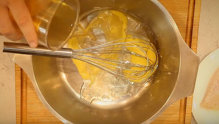 Pentru bătut, luăm ouă, adăugăm vin alb.