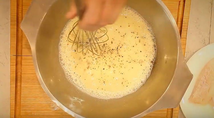 Mai adăugăm sare, piper, smântână grasă.