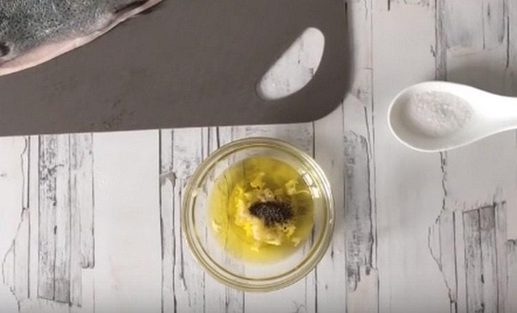 Agregar pimienta y mezclar.