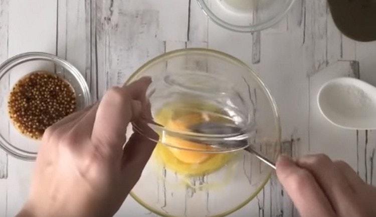 Agregue la yema de huevo al aceite.