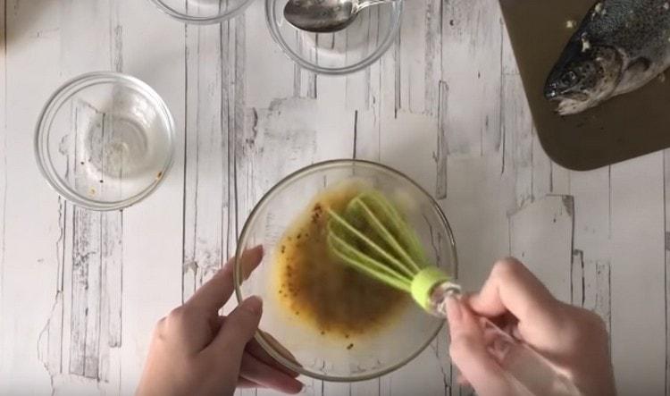 Batir la salsa con un batidor.