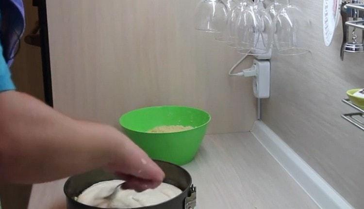 Изсипете пълнежа върху трохите.