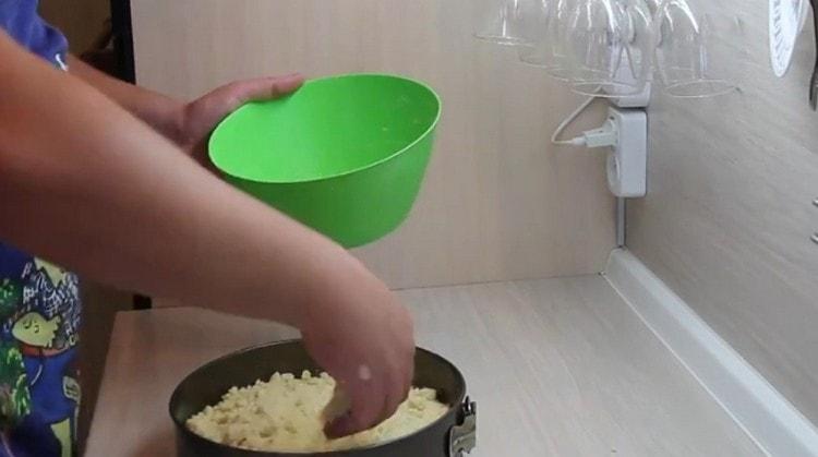 Отгоре на пълнежа изсипете останалата трохи и изравнете.