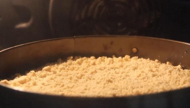 Изпращаме нашия чийзкейк във фурната.