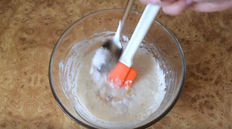 Agregue agua mineral, sal, azúcar a la masa y mezcle.