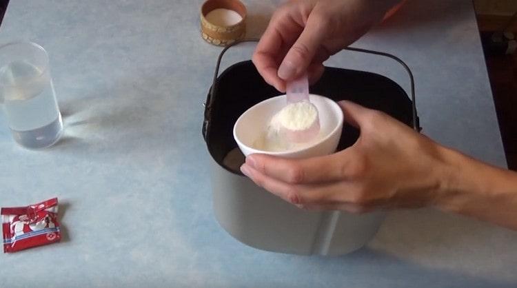 Přidejte cukr, sůl, rostlinný olej a vodu.