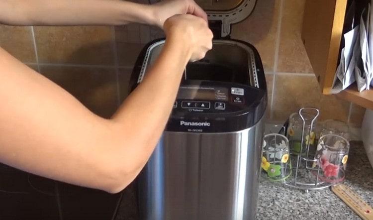 vložte kbelík do chleba.