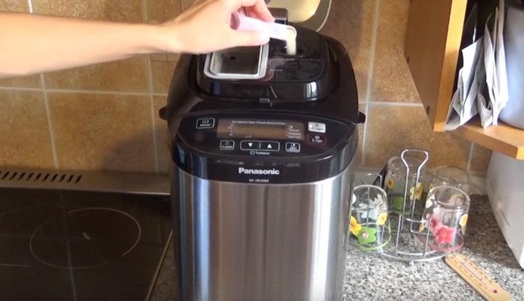 Nalijte droždí do speciální přihrádky.