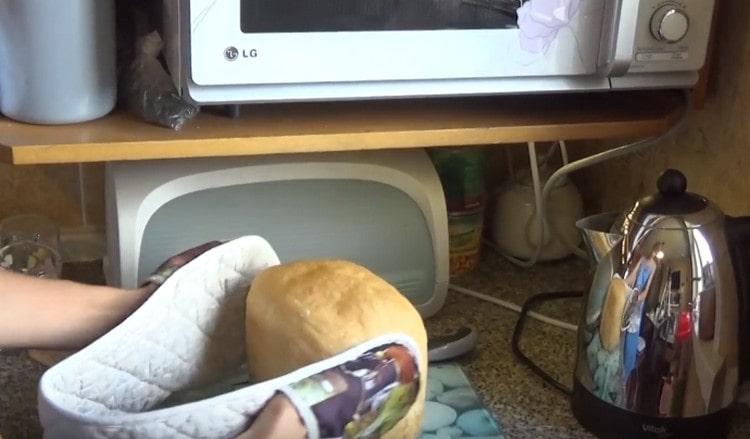 Francouzský chléb v pekárně se ukázal být chutný a voňavý.