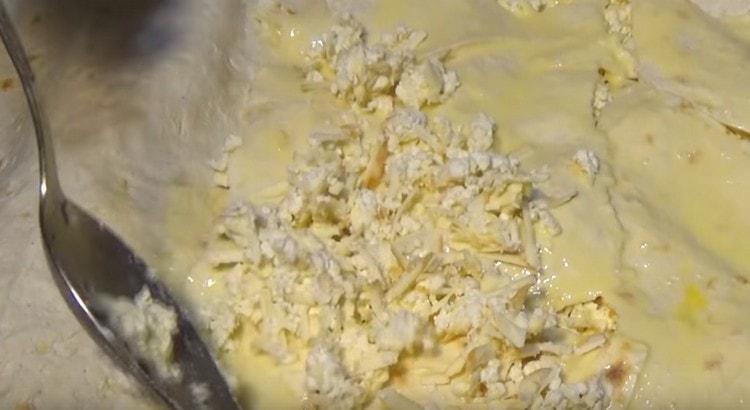 Encore une fois, répétez les couches de pain pita et de garnitures.