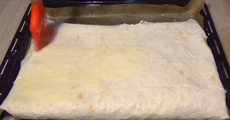 Graisser le dessus du produit avec les restes du mélange kéfir-œuf.