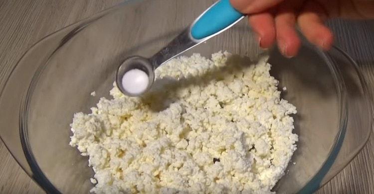 Ajouter du sel au caillé.