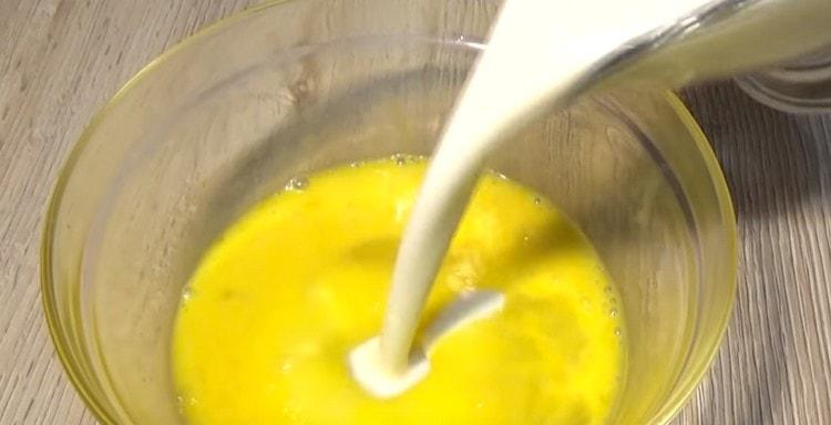 Battez les œufs, ajoutez-y du kéfir.