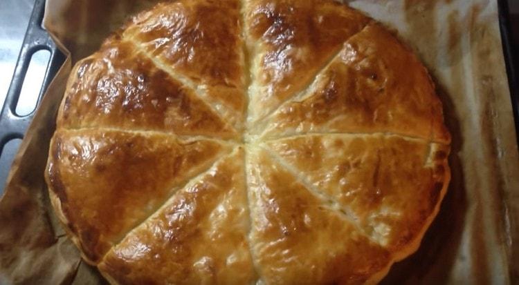 Ce khachapuri de pâte feuilletée est cuit très rapidement.