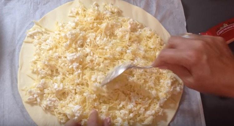 Nous étalons la farce sur la pâte en nous retirant un peu des bords.