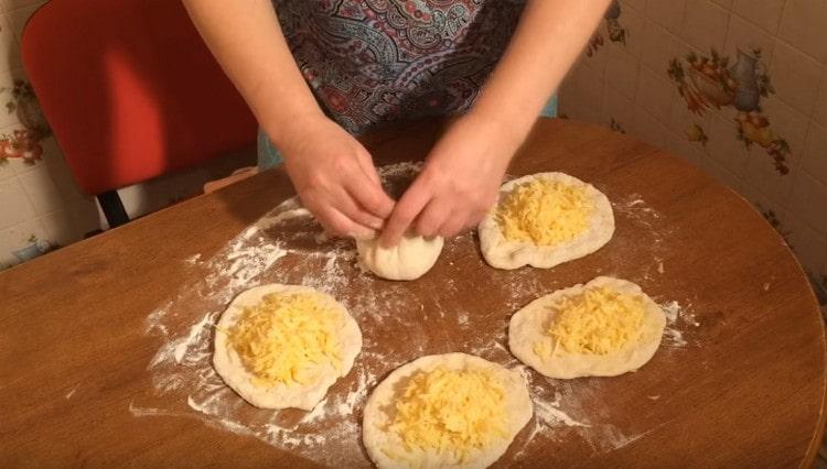 Colectăm aluatul în jurul umpluturii cu o pungă.