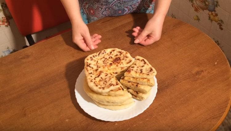 Produsul finit poate fi uns și cu o bucată de unt.