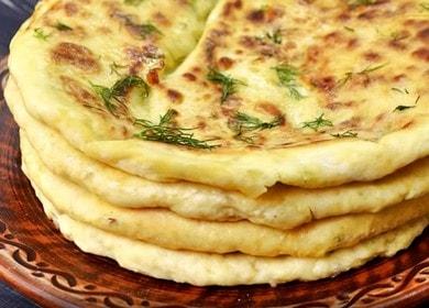 Gătim khachapuri pe kefir cu brânză într-o tigaie conform unei rețete pas cu pas cu o fotografie.