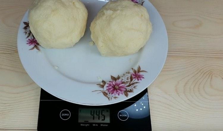 Разделяме тестото на две еднакви части.