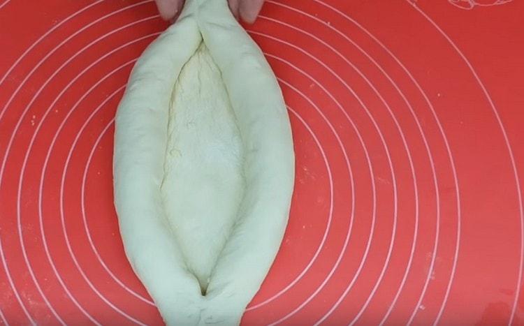 Ние усукваме краищата с пълнеж на руло и оформяме такава лодка тук.