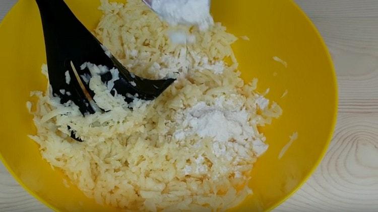 Омесете пълнежа с разбивка, като добавите малко вода, както и брашно.