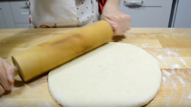 Sedan måste du rulla ut den resulterande testpåsen från båda sidor.