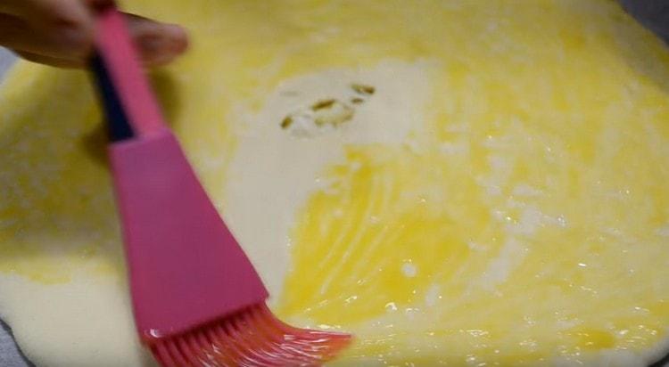 Smörj produkten med ett lätt slagen ägg.