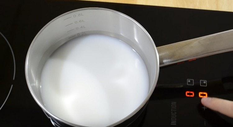 Efter att ha blandat vatten med mjölk värmer vi denna blandning lite.