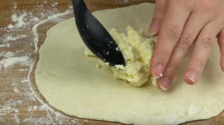 Împărțim umplutura pe centrul testului.