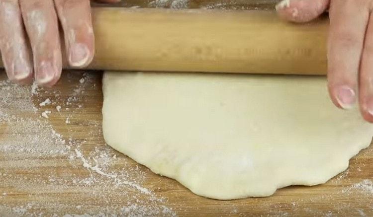 apăsați puțin sacul de umplere rezultat și rulați-l.