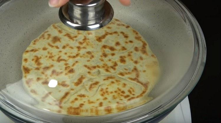 Întoarceți produsul în partea cealaltă și acoperiți cu un capac.