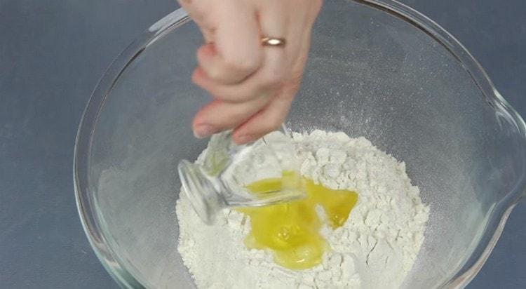 Apoi adăugați ulei vegetal și sare.
