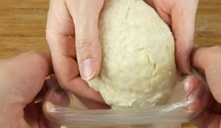 Punem aluatul în pungă o jumătate de oră.