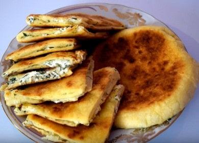 Cozinhar khachapuri delicioso com queijo cottage, de acordo com uma receita passo a passo com uma foto.