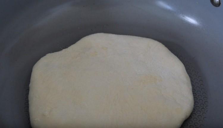 Stek khachapuri med keso i en väl uppvärmd men torr panna.