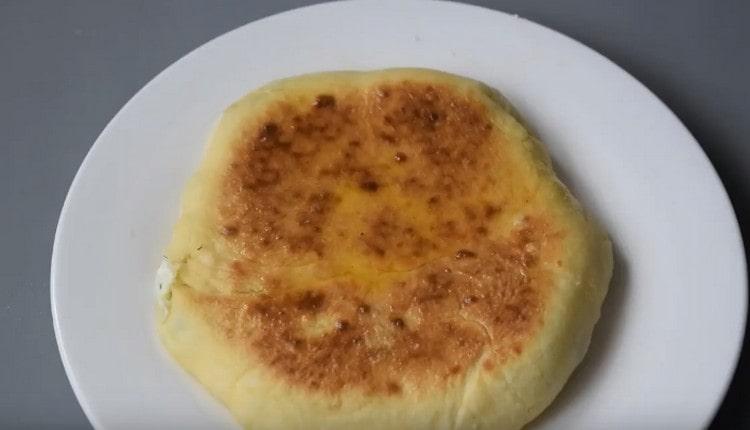 Det är vanligt att smörja den färdiga produkten med en bit smör.